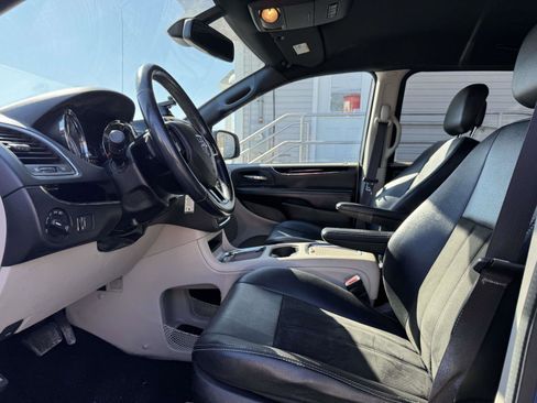 Used 2019 Dodge Grand Caravan SXT image 13