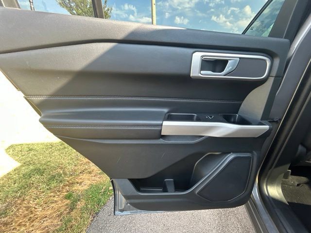 Used 2023 Ford Explorer XLT AWD/4WD image 40