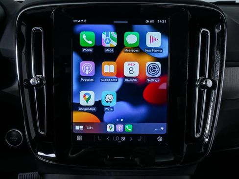 Used 2025 Volvo XC40 B5 Plus image 17