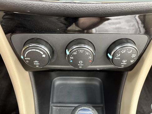 Used 2011 Chrysler 200 Limited FWD image 22