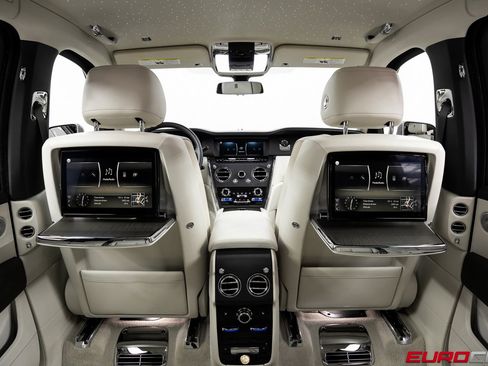 Used 2021 Rolls-Royce Cullinan image 24