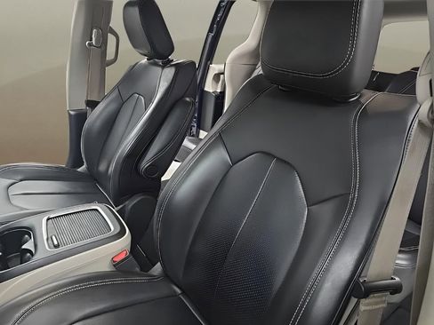 Used 2024 Chrysler Pacifica Touring-L image 13