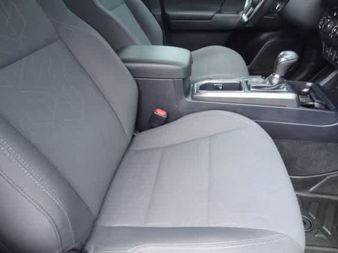 Used 2019 Toyota Tacoma TRD Off-Road w/ Technology Package AWD/4WD image 12