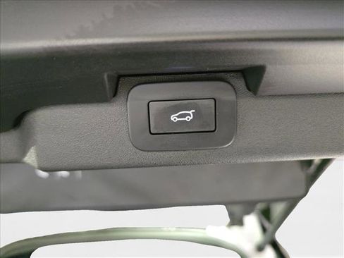 Certified 2024 Land Rover Discovery Dynamic SE image 9