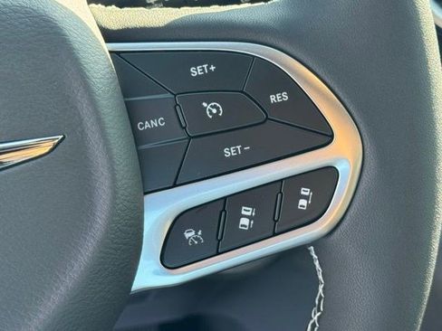 New 2026 Chrysler Pacifica Select AWD/4WD image 16