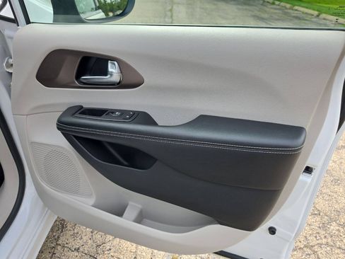 Used 2020 Chrysler Voyager LX w/ Cold Weather Group FWD image 8