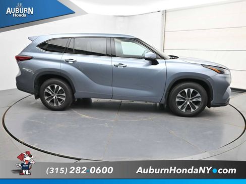 Used 2022 Toyota Highlander XLE AWD/4WD image 18