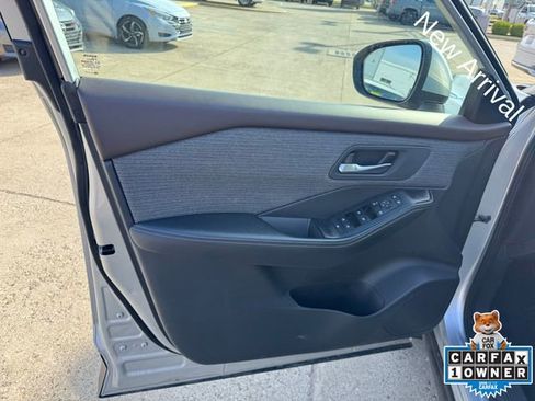 Used 2022 Nissan Rogue SV image 3