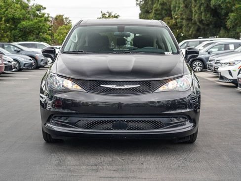 Used 2022 Chrysler Voyager LX FWD image 4