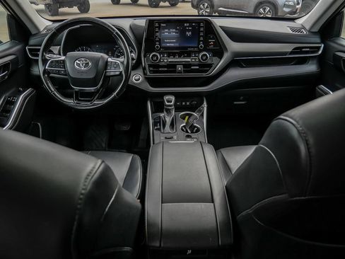 Used 2021 Toyota Highlander XLE AWD/4WD image 26