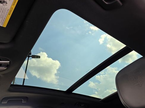 Used 2023 Porsche Cayenne Platinum Edition image 25