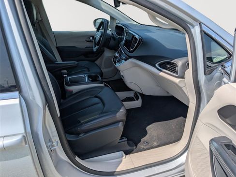 Used 2024 Chrysler Pacifica Touring-L FWD image 10