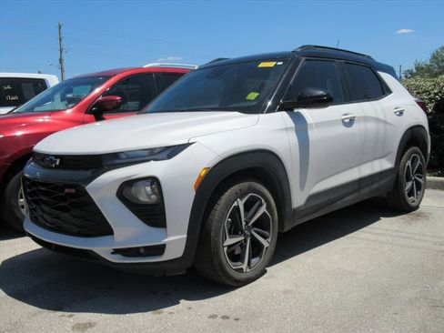 Used 2023 Chevrolet TrailBlazer RS w/ Sun and Liftgate Package FWD image 2