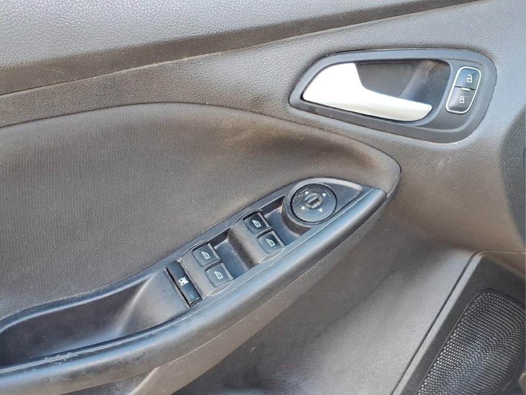Used 2015 Ford Focus SE w/ SE Sport Package FWD image 14