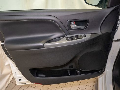 Used 2017 Toyota Sienna SE Premium image 14