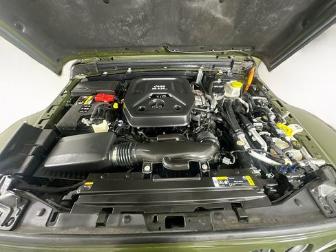 Used 2023 Jeep Wrangler Unlimited Sahara AWD/4WD image 31