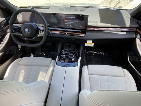 Used 2025 BMW i5 eDrive40i w/ Premium Package RWD image 15