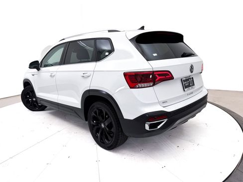 Used 2022 Volkswagen Taos SEL w/ Panoramic Sunroof Package FWD image 2