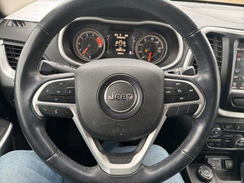 Used 2018 Jeep Cherokee Latitude Plus w/ Comfort/Convenience Group image 17