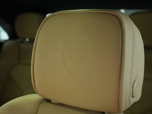 Certified 2025 Porsche Macan AWD/4WD image 34