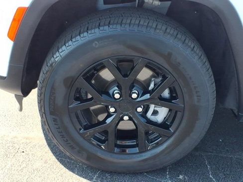 Used 2025 Jeep Grand Cherokee L Altitude AWD/4WD image 32
