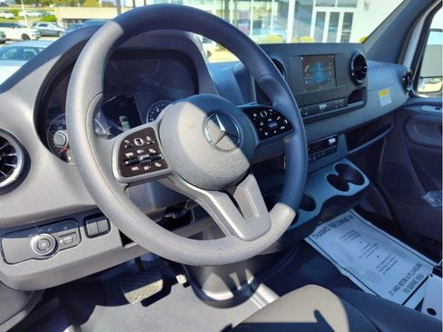 Used 2024 Mercedes-Benz Sprinter 2500 image 9