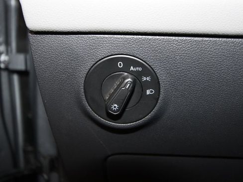 Used 2024 Volkswagen Taos SE image 9