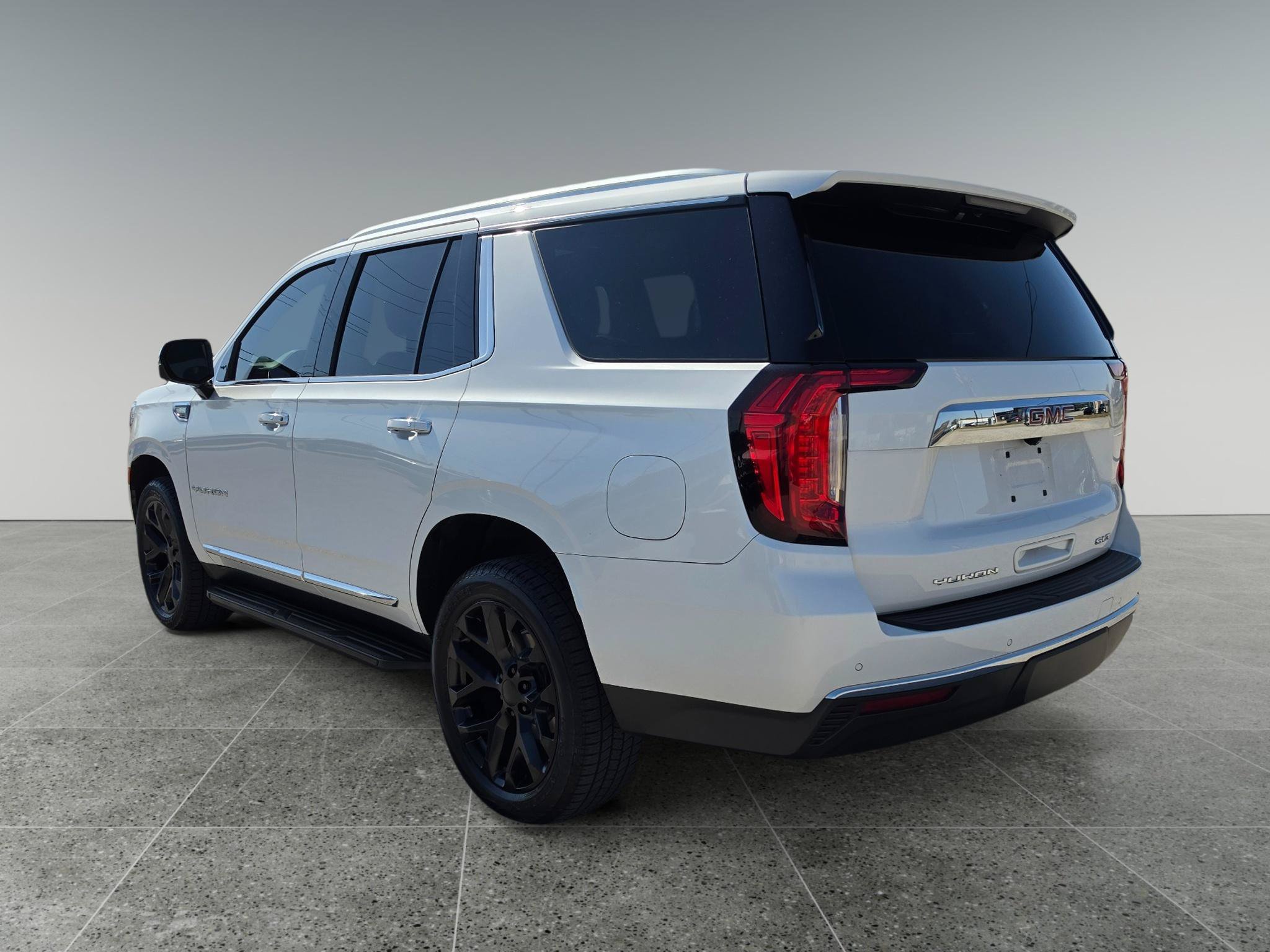 Used 2021 GMC Yukon SLT w/ SLT Premium Package AWD/4WD image 4