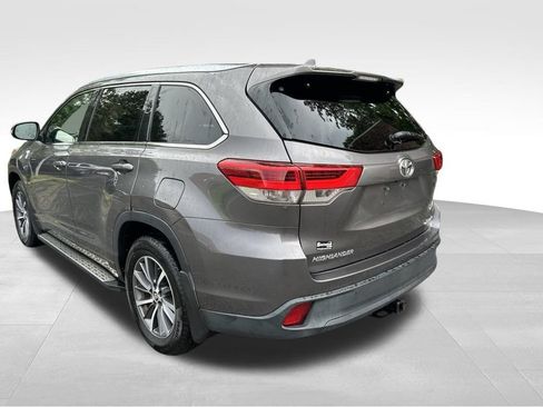 Used 2018 Toyota Highlander XLE AWD/4WD image 3