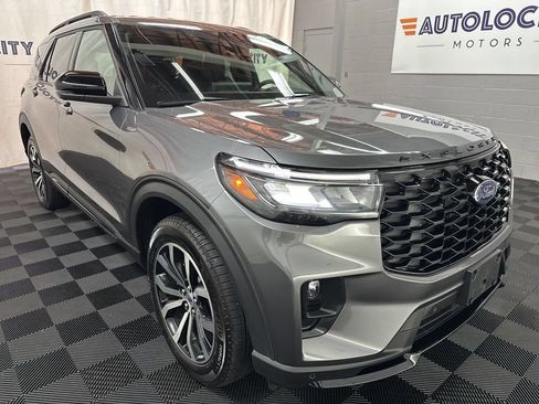 Used 2025 Ford Explorer ST-Line AWD/4WD image 2