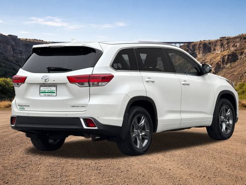 Used 2018 Toyota Highlander image 3