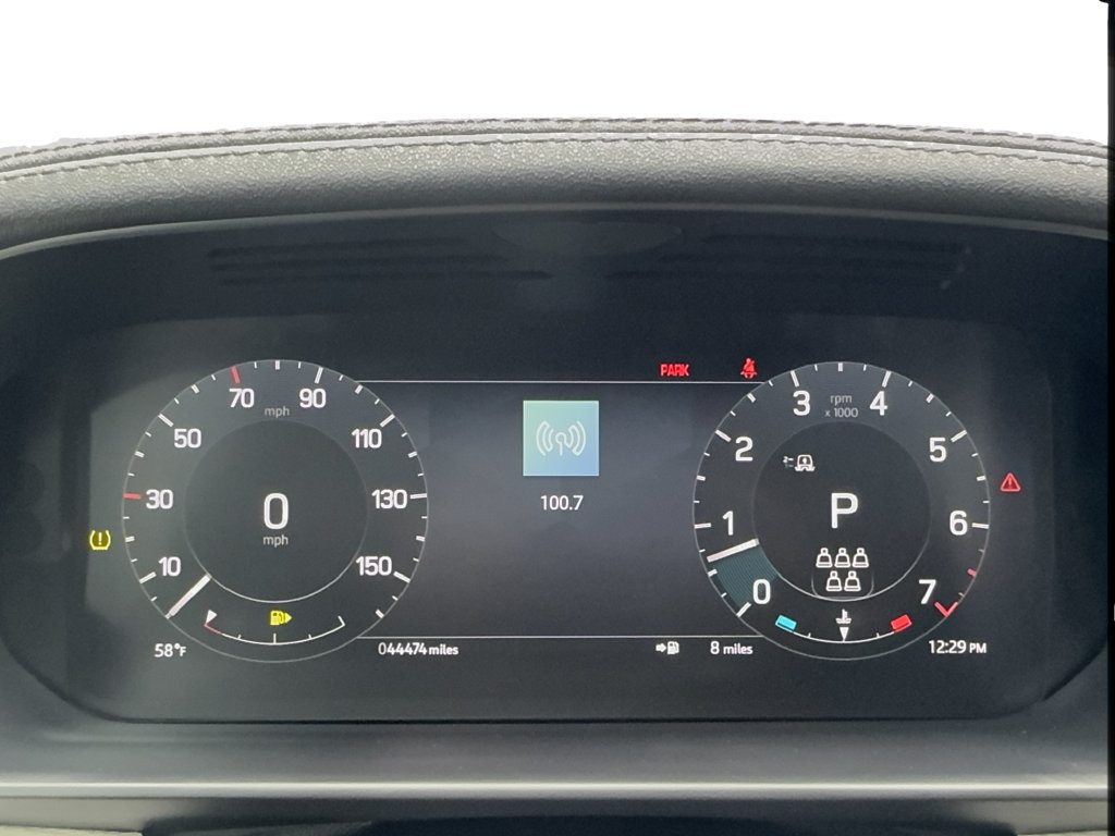 Used 2023 Land Rover Discovery Metropolitan Edition AWD/4WD image 42