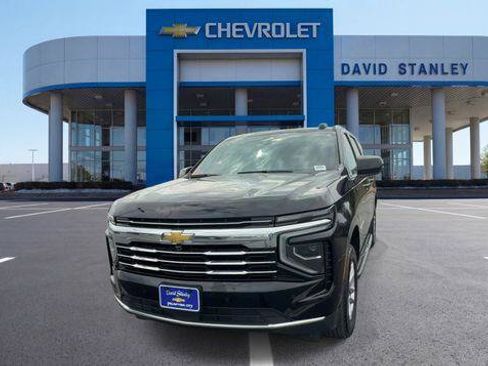 Used 2025 Chevrolet Suburban LT AWD/4WD image 3