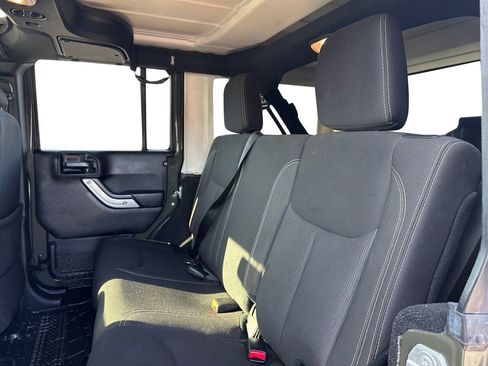 Used 2015 Jeep Wrangler Unlimited Rubicon w/ Connectivity Group image 10