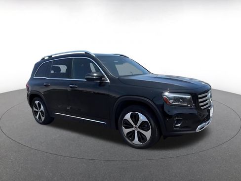 Used 2025 Mercedes-Benz GLB 250 4MATIC image 2