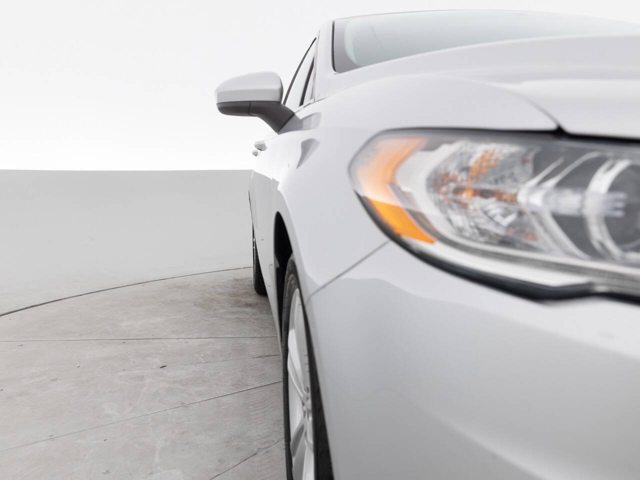 Used 2018 Ford Fusion SE w/ Fusion SE Technology Package FWD image 11