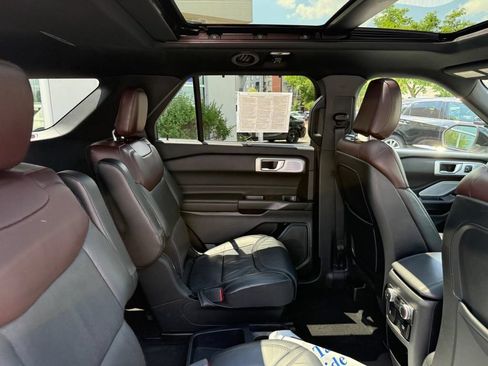Used 2020 Ford Explorer Platinum w/ Premium Technology Package AWD/4WD image 11