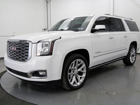 Used 2020 GMC Yukon XL Denali w/ Denali Premium Package AWD/4WD image 3