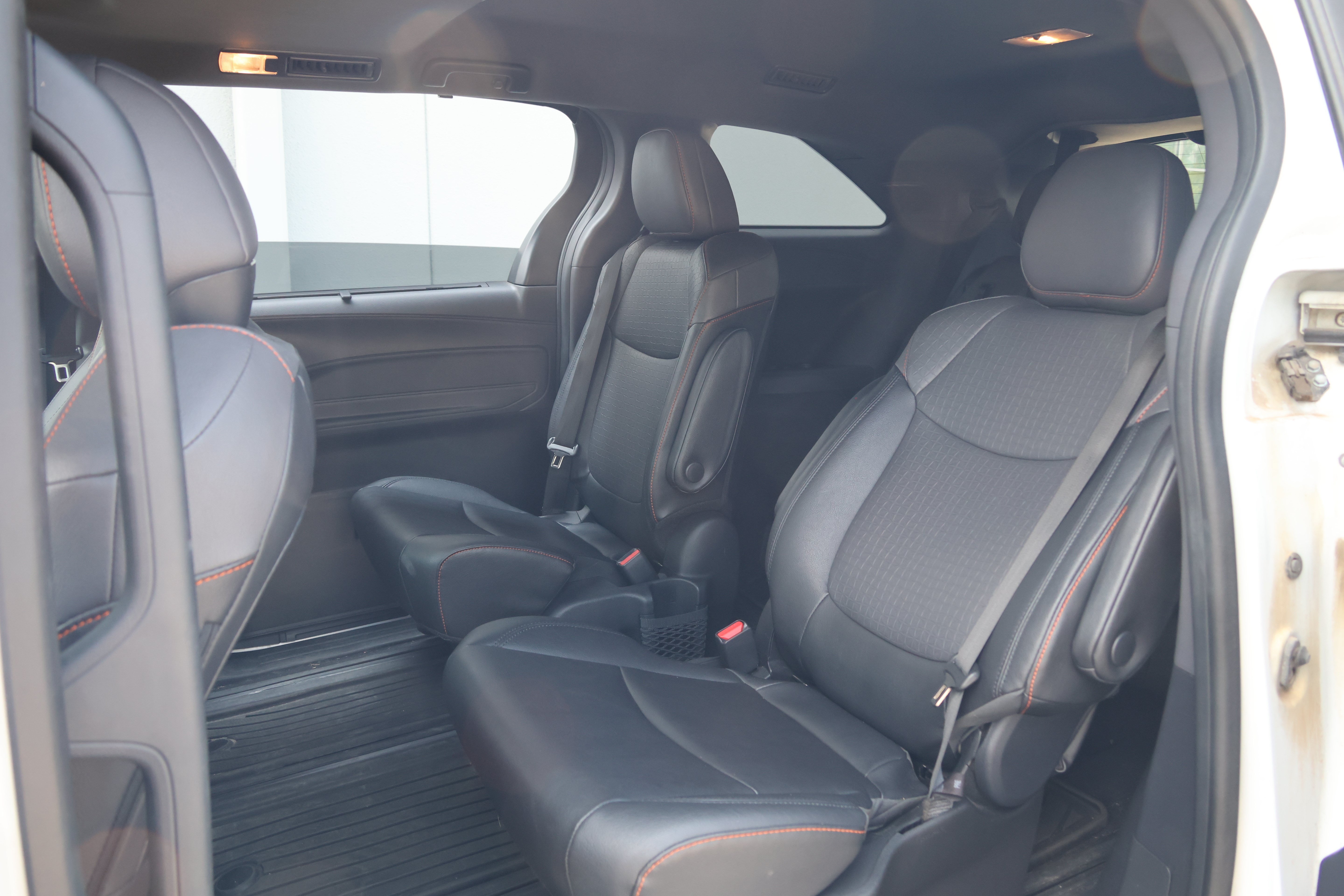Used 2023 Toyota Sienna XSE w/ XSE Plus Package FWD image 32
