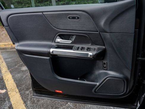 Used 2022 Mercedes-Benz GLB 250 w/ Premium Package Lite image 16