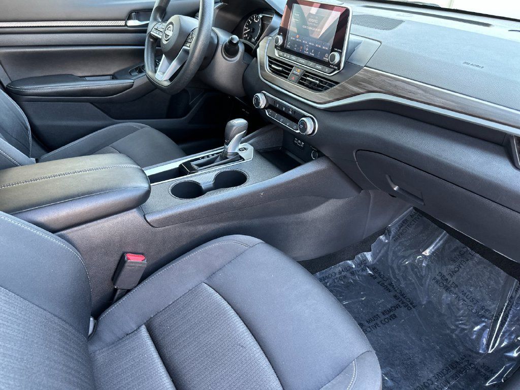 Used 2025 Nissan Altima 2.5 SV FWD image 14