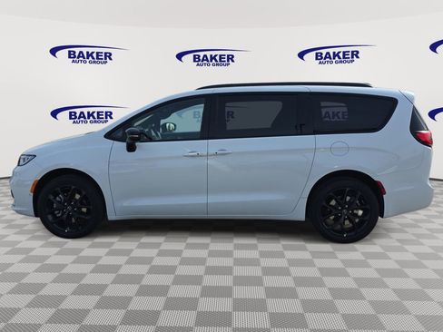 New 2026 Chrysler Pacifica Limited image 6