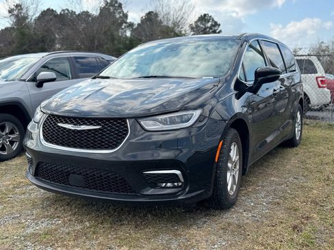 Used 2024 Chrysler Pacifica Touring-L image 3