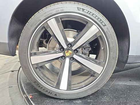 Certified 2025 Porsche Macan AWD/4WD image 29