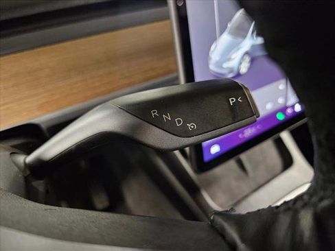 Used 2021 Tesla Model Y Long Range image 11