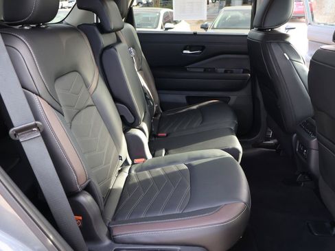 Used 2025 Nissan Pathfinder Platinum w/ Cargo Package FWD image 18