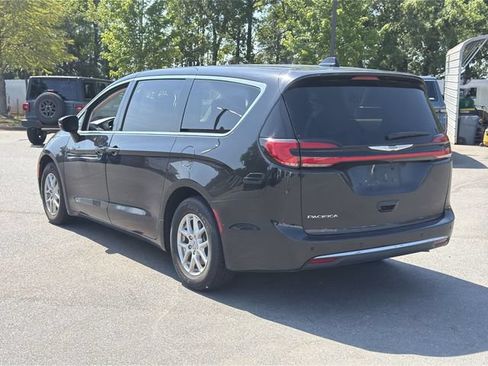 Used 2023 Chrysler Pacifica Touring-L FWD image 4