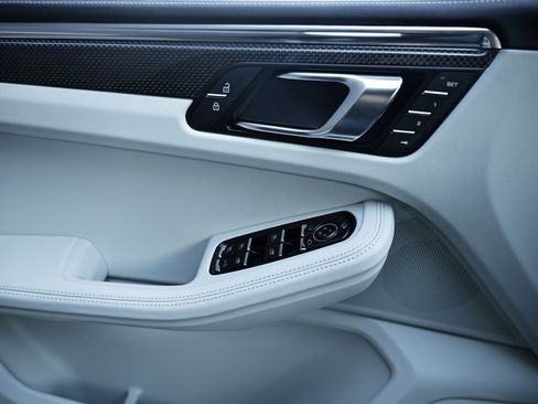 New 2026 Porsche Macan image 19