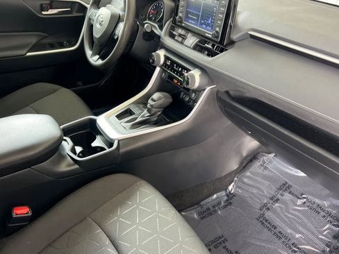 Used 2021 Toyota RAV4 XLE w/ Convenience Package FWD image 17