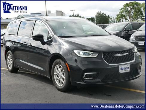 Used 2023 Chrysler Pacifica Touring-L FWD image 1